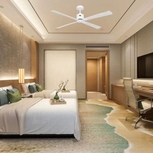 Ventilateur Plafond Eco Concept blanc dans une chambre avec deux lits double aux teintes beiges et blanches 